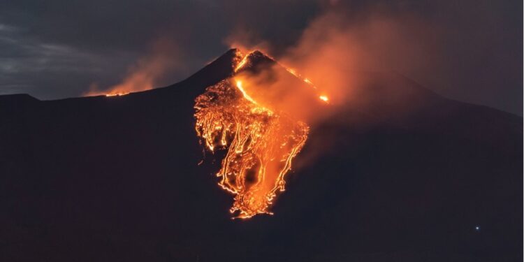 Etna više od nedjelju dana redovno izbacuje lavu
