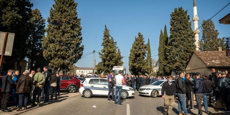 Građani blokirali Tuzi: Odbijaju nove mjere Vlade Crne Gore, čekaju premijera