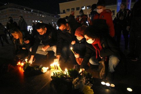 Tuga u rodnom gradu Đorđa Balaševića: Novosađani pale svijeće u čast legendarnog Panonskog mornara