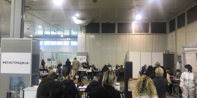 Građani BiH pohrlili na vakcinaciju u Beograd, jutros velike gužve i prije otvaranja punktova
