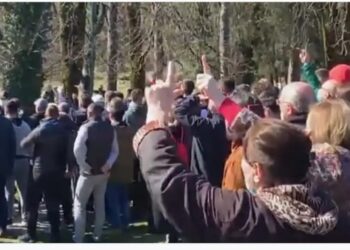Incident na Cetinju: Građani izviždali Krivokapića, uklonili vijenac