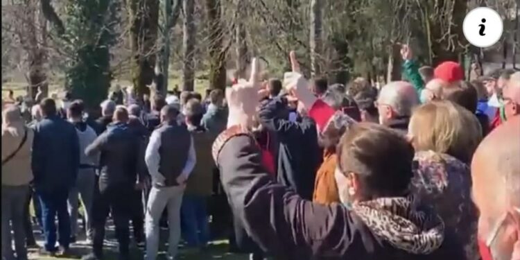 Incident na Cetinju: Građani izviždali Krivokapića, uklonili vijenac