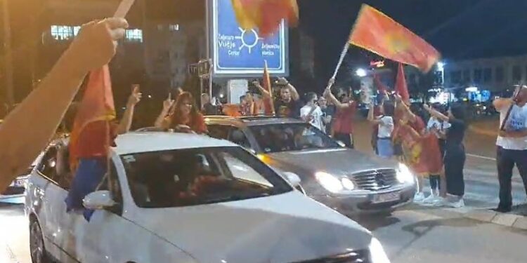Nikšić: Sa crnogorskim zastavama automobilima obilazili grad (VIDEO)