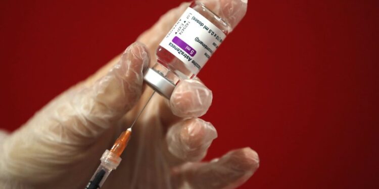 Pojedine Evropske zemlje prekinule vakcinaciji Astra zenekom zbog pojave tromba