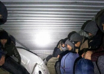 Spriječena tragedija kod Šida! Više od 20 migranata se umalo UGUŠILO U VOZU, među njima bila i BEBA