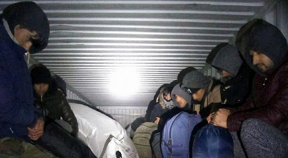 Spriječena tragedija kod Šida! Više od 20 migranata se umalo UGUŠILO U VOZU, među njima bila i BEBA