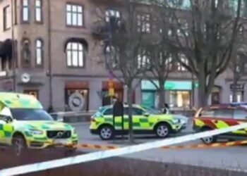 (VIDEO) NAPAD KOJI POLICIJA TRETIRA KAO TERORISTIČKI: Izbodeno najmanje osam ljudi