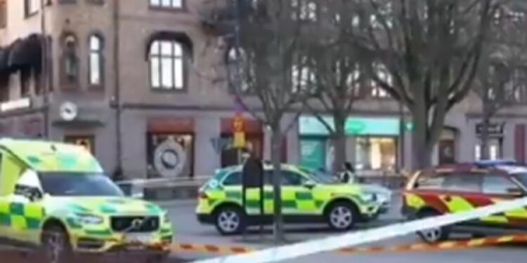 (VIDEO) NAPAD KOJI POLICIJA TRETIRA KAO TERORISTIČKI: Izbodeno najmanje osam ljudi