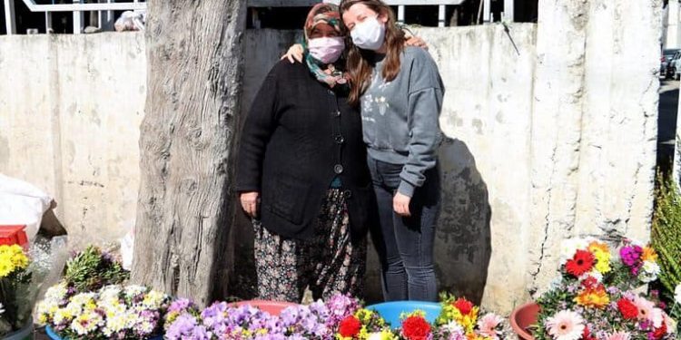 LAGALA MAJKU DA STUDIRA NA PRESTIŽNOM FAKULTETU: JADNA ŽENA PRODAVALA CVIJEĆE DA BI JOJ SLALA PARE, ALI JE PUKLA VELIKA BRUKA