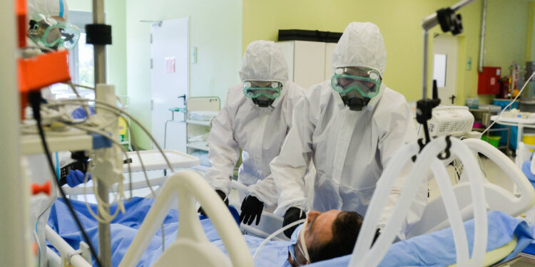 I dalje preko 5.000 novooboljelih, raste broj pacijenata na respiratorima