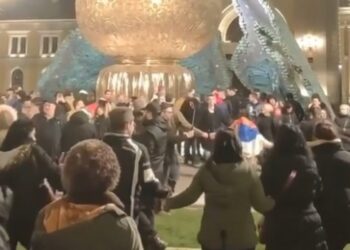 U Srbiji veselje: Građani se okupili ispred spomenika Stefanu Nemanji i zaigrali Užičko kolo