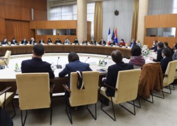 Sve se zatvara u ponoć, i stariji osnovci prelaze na onlajn