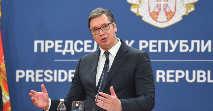 Vučić nabavio vakcine da bi se hvalio- Ističe im rok trajanja, počeo poklanjati i pozivati komšije…“