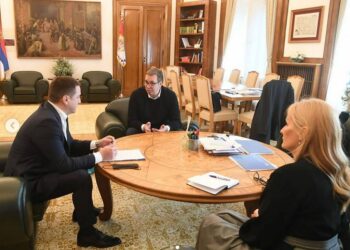 Vučić: Mijenjamo dva zakona da bi država pisala udžbenike
