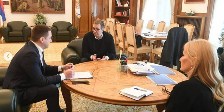 Vučić: Mijenjamo dva zakona da bi država pisala udžbenike
