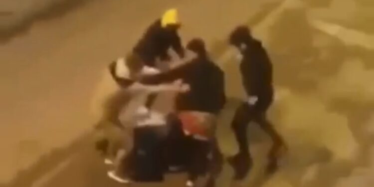 (VIDEO) BRUTALNO PRETUČEN MOMAK U GUSINJU Tukli ga više njih!