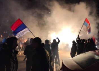 Pristalice DF-a uprkos apelima ispred izbornog štaba u Nikšiću