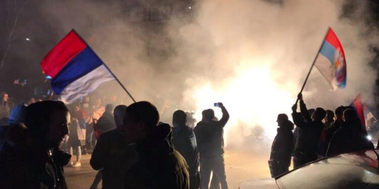Pristalice DF-a uprkos apelima ispred izbornog štaba u Nikšiću