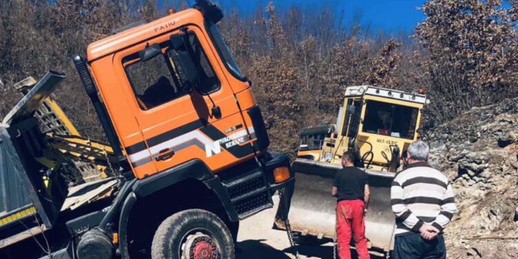 PETNJICA: KAMION SA GRAĐEVINSKIM MAŠINAMA SKLIZNUO SA PUTA