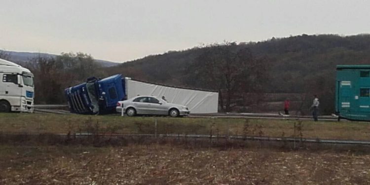 ALEKSINAC: Haos na auto-putu, prevrnuo se BUGARSKI ŠLEPER