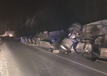 Prevrnuo se šleper, vozač hospitalizovan
