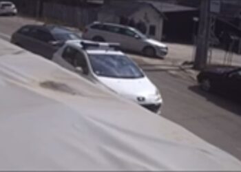 (VIDEO) DVOSTRUKI UDES U NOVOM PAZARU, UDARENO I POLICIJSKO VOZILO