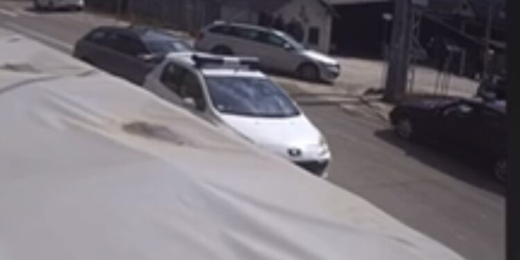 (VIDEO) DVOSTRUKI UDES U NOVOM PAZARU, UDARENO I POLICIJSKO VOZILO