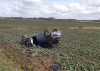 Auto završilo na krovu u polju: U njemu su bili trudna žena, dijete i muškarac
