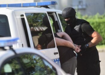 PRIJEPOLJAC SE LAŽNO PREDSTAVLJAO KAO HIRURG, UZEO BLIZU 4,4 MILIONA DINARA, POLICIJA SUMNJA DA JE PREVARA DALEKO VEĆA