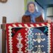 TRENUTNO TKAM ĆILIM S GRBOM BIH IZ 1792. GODINE: MAJKA IZ SREBRENICE TUGU I SAMOĆU LIJEČI RADOM U BAŠČI I TKANJEM ĆILIMA
