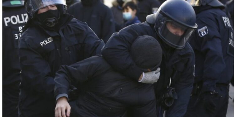 Nemačka: Sukob policije i demonstranata na protestu protiv epidemioloških mera