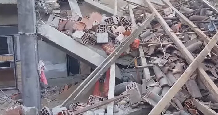 Htjeli da obore orah, pa srušili porodičnu kuću, te uništili automobil i traktor (FOTO)