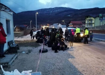 Deset porodica migranata, među kojima je i 18 djece, stiglo u Velečevo kod Ključa