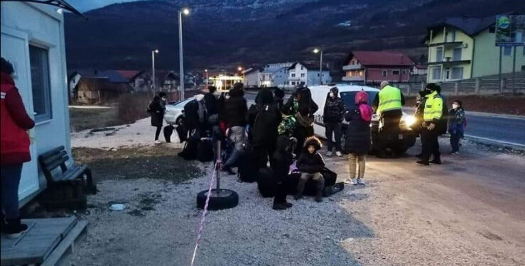 Deset porodica migranata, među kojima je i 18 djece, stiglo u Velečevo kod Ključa