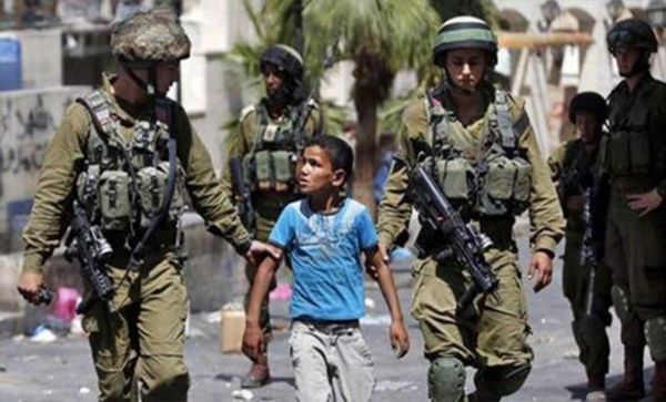 Video: Izraelski vojnici priveli palestinsku djecu