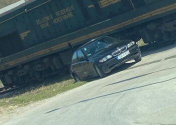 VOZ UDARIO U AUTOMOBIL, POVRIJEĐENA OSOBA UPUĆENA U BOLNICU
