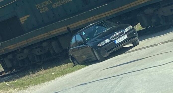 VOZ UDARIO U AUTOMOBIL, POVRIJEĐENA OSOBA UPUĆENA U BOLNICU
