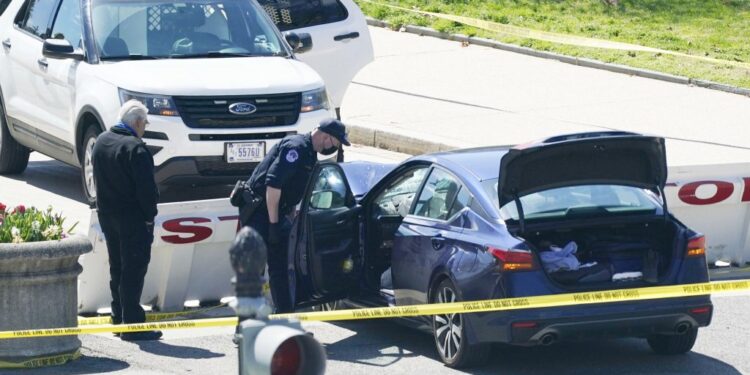 Vašington: Kapitol zaključan nakon što je automobil udario dva policajca