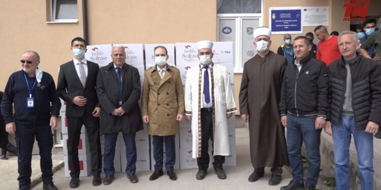 (VIDEO) Tika i konzulat Turske podijelili ramazanske pakete migranitima u Tutinu