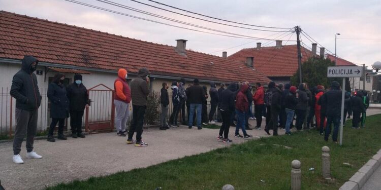Protest ispred CB Nikšić, policija naredila okupljenima da se raziđu