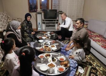 Skromnost turskog predsjednika: Erdoğan i supruga Emine gosti na iftaru kod porodice iz Ankare