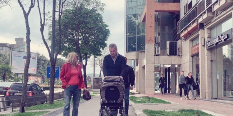 Crna Gora: Predsjednik i prva dama u šetnji sa unukom