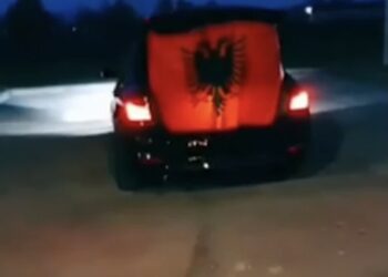(VIDEO) GORE DRUŠTVENE MREŽE ZBOG OVOG SNIMKA: U sred Srbije podigao albansku zastavu, a zapalio sprsku trobojku!
