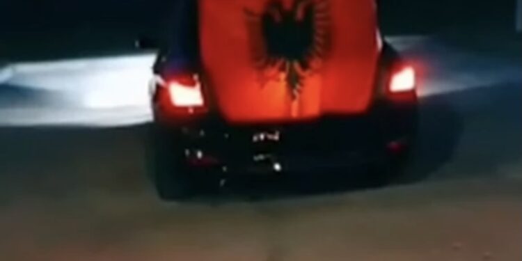 (VIDEO) GORE DRUŠTVENE MREŽE ZBOG OVOG SNIMKA: U sred Srbije podigao albansku zastavu, a zapalio sprsku trobojku!
