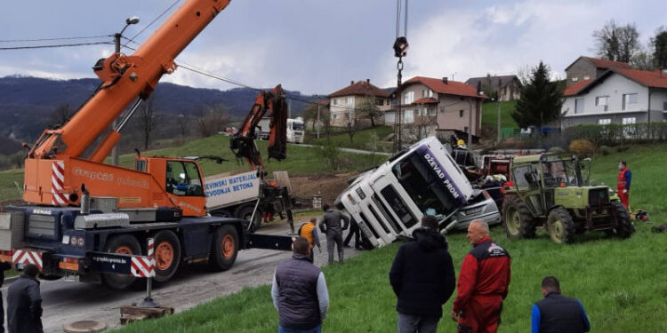 Vatrogasci nadljudskim naporima isjekli smrskani Ford i izvukli ženu