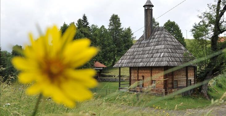 PRAVOSLAVAC SVOJIM ŽIVOTOM BRANIO DRVENU DŽAMIJU U BIH
