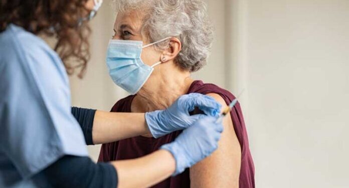 Medicinska sestra razbila flašicu s vakcinom, pa vakcinisala ljude fiziološkom otopinom