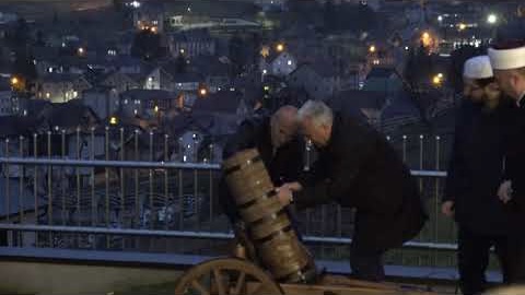 (VIDEO) Pucanj iz topa najavio je završetak današnjeg posta i početak iftara u Tutinu