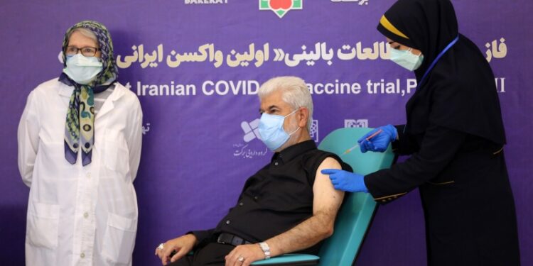 Iran pokrenuo serijsku proizvodnju domaće vakcine protiv koronavirusa COVIRAN Bereket