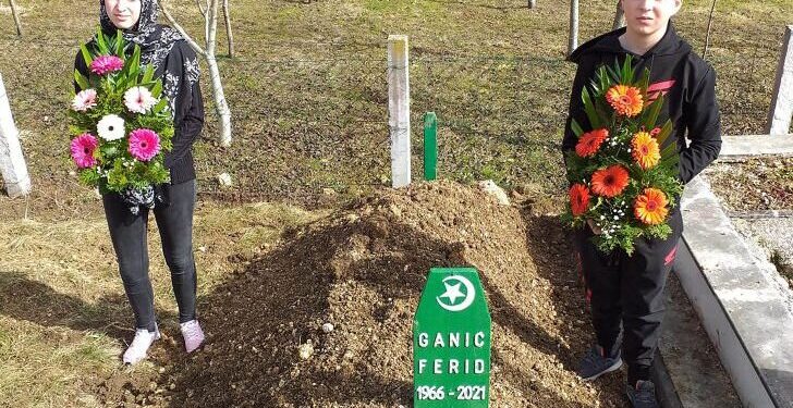 Evo nas BABO kraj mezara tvoga… Fotografija na Fejsbuku 7 dana nakon smrti dirnula je mnoge!